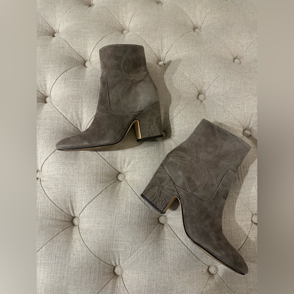 GORGEOUS Marc Fisher LTD Suede Boots